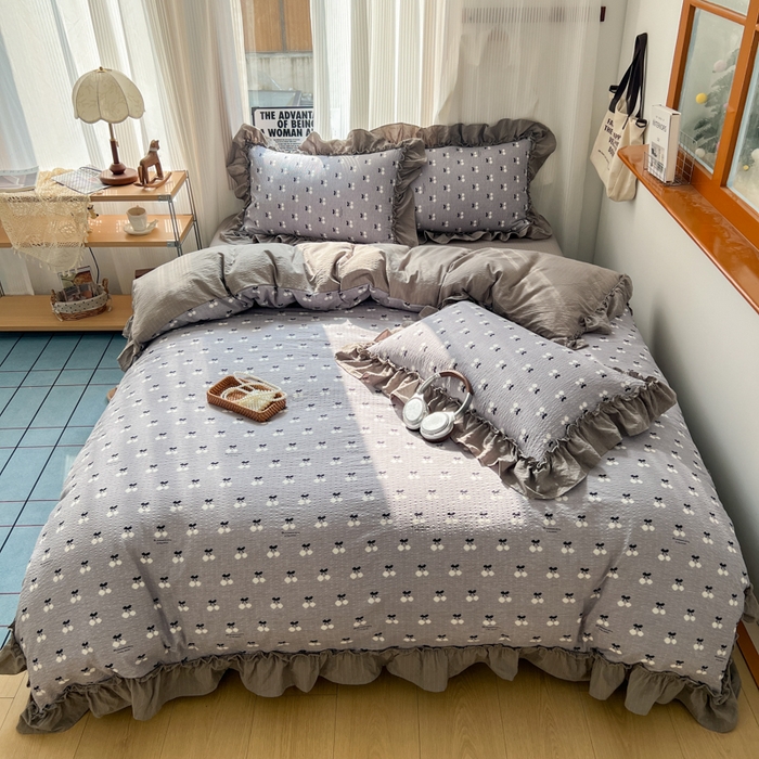 91家纺网 家纺一手货源 找家纺 2026新款泡芙纱花边四件套 灰樱桃