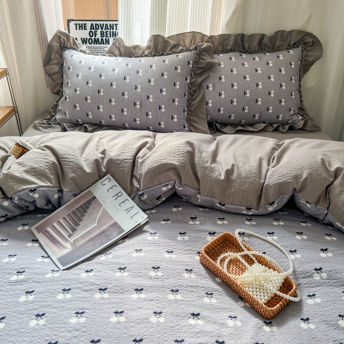 91家纺网 家纺一手货源 找家纺 2026新款泡芙纱花边四件套 灰樱桃