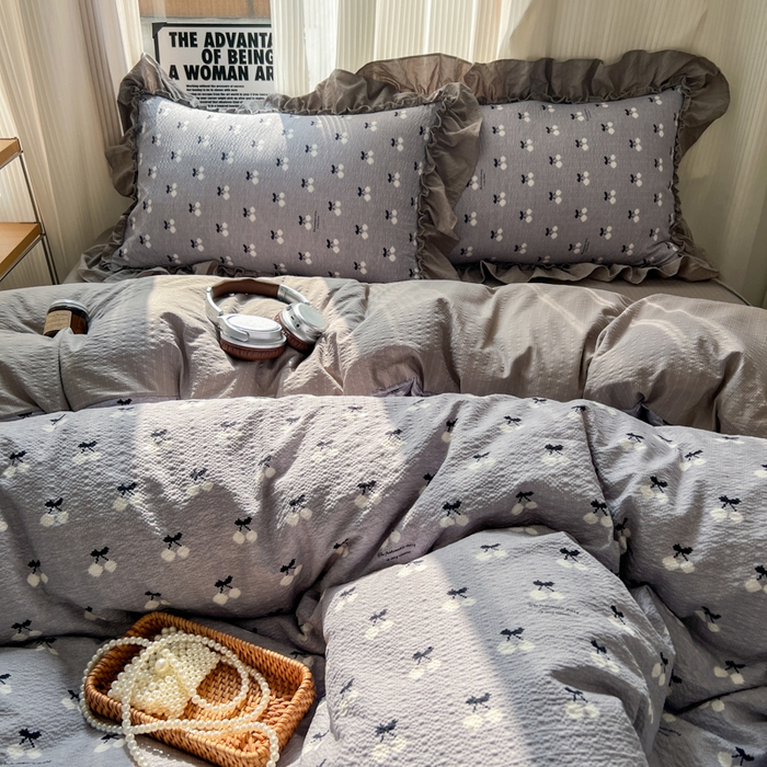 91家纺网 家纺一手货源 找家纺 2026新款泡芙纱花边四件套 灰樱桃