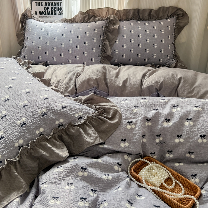 91家纺网 家纺一手货源 找家纺 2026新款泡芙纱花边四件套 灰樱桃