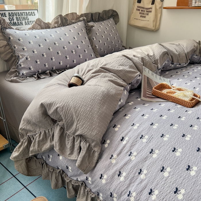 91家纺网 家纺一手货源 找家纺 2026新款泡芙纱花边四件套 灰樱桃