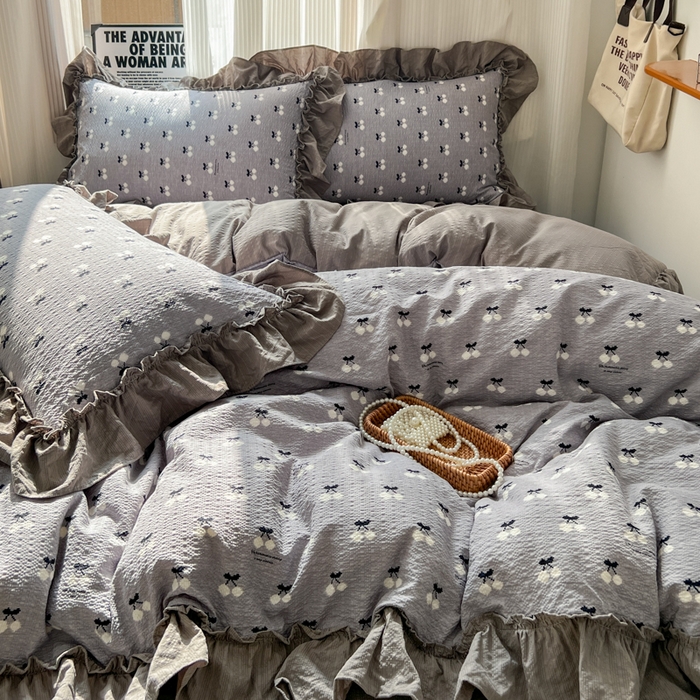 91家纺网 家纺一手货源 找家纺 2026新款泡芙纱花边四件套 灰樱桃