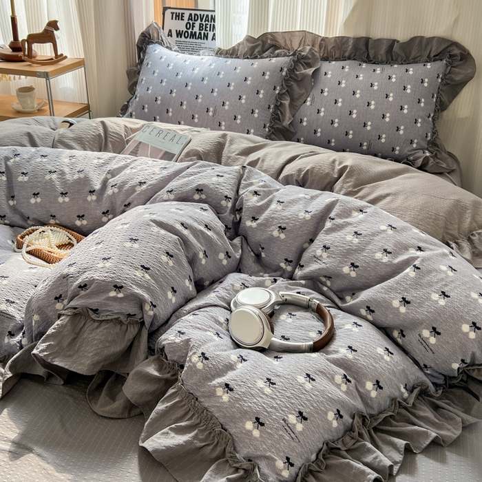 91家纺网 家纺一手货源 找家纺 2026新款泡芙纱花边四件套 灰樱桃