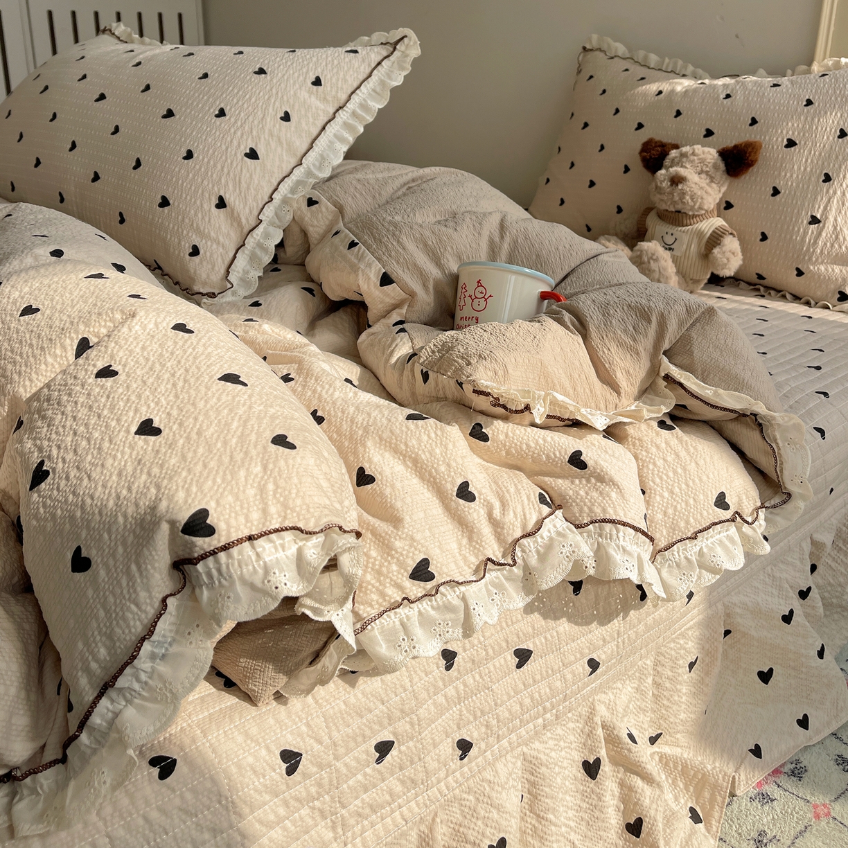 91家纺网 家纺一手货源 找家纺 2026新款泡芙纱床盖四件套 咖爱心