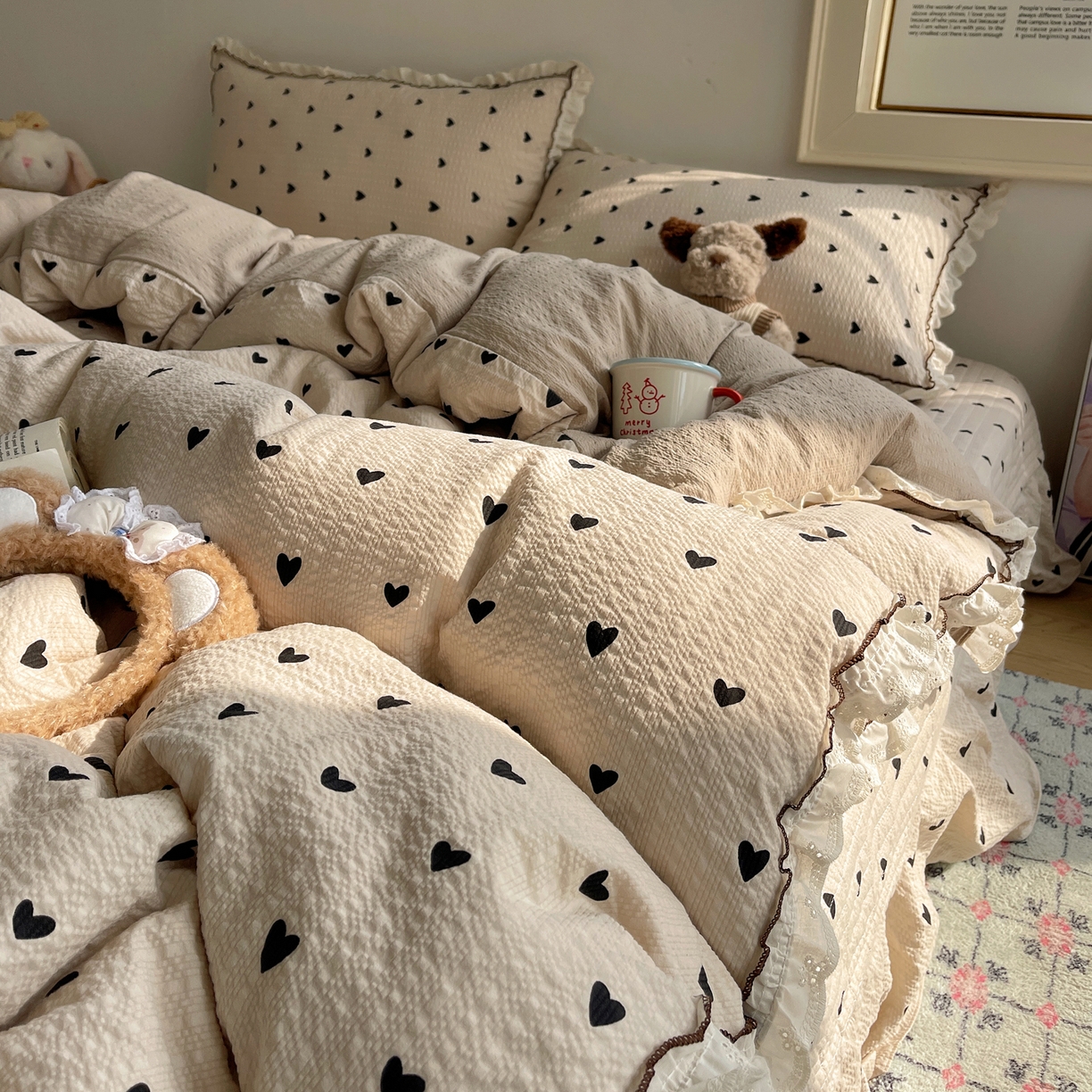 91家纺网 家纺一手货源 找家纺 2026新款泡芙纱床盖四件套 咖爱心