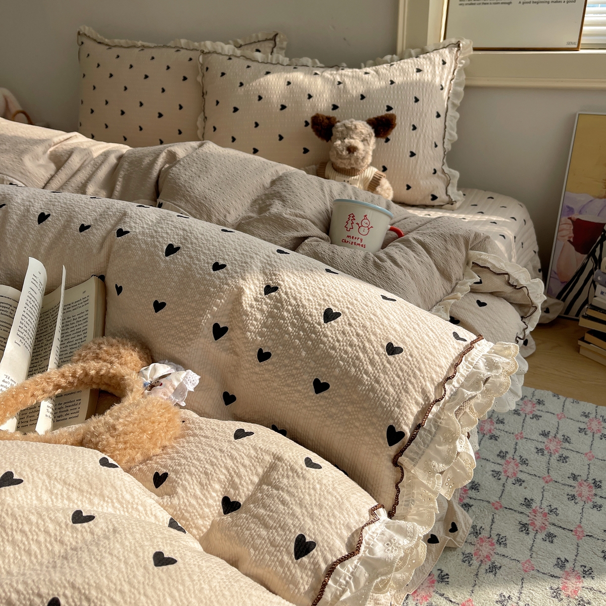 91家纺网 家纺一手货源 找家纺 2026新款泡芙纱床盖四件套 咖爱心