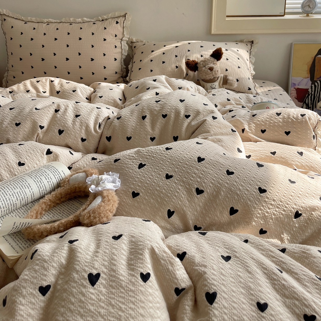 91家纺网 家纺一手货源 找家纺 2026新款泡芙纱床盖四件套 咖爱心