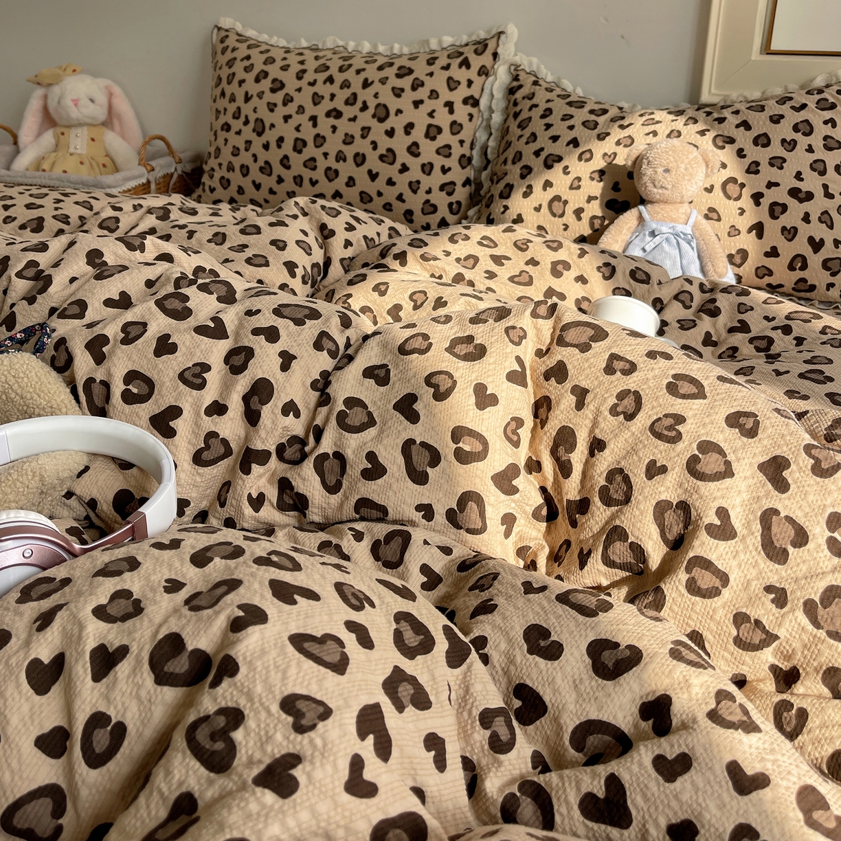 91家纺网 家纺一手货源 找家纺 2026新款泡芙纱床盖四件套 咖豹纹