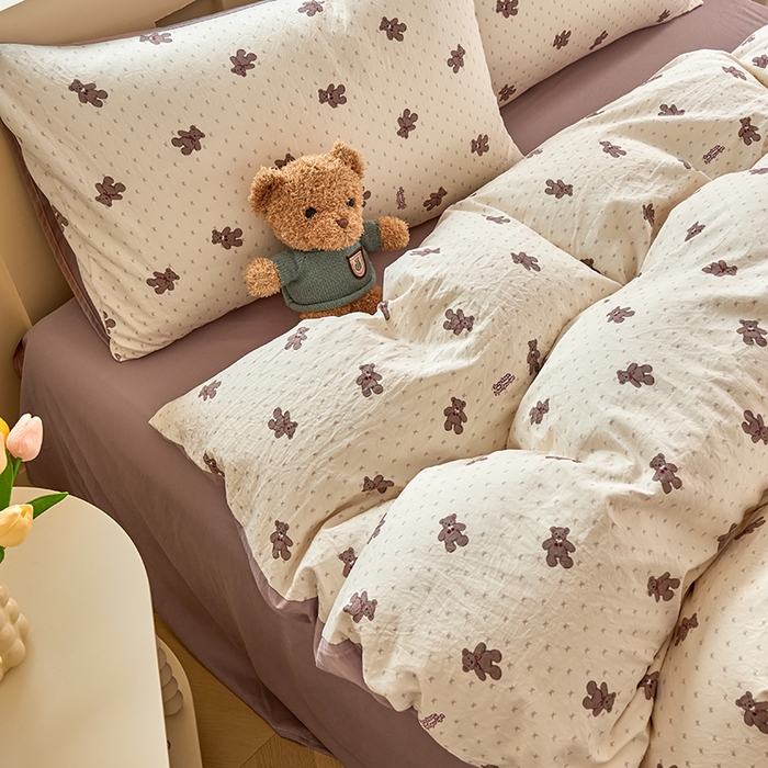 91家纺网 家纺一手货源 找家纺 卢赛尔 2026新款古法水洗仿棉云感棉学生三件套四件套 小棕熊