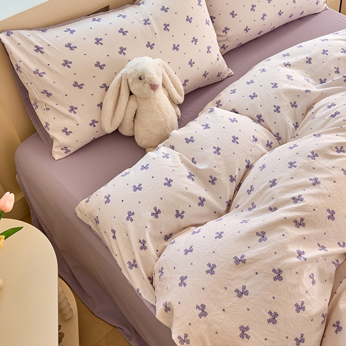 91家纺网 家纺一手货源 找家纺 卢赛尔 2026新款古法水洗仿棉云感棉学生三件套四件套 蝴蝶结紫