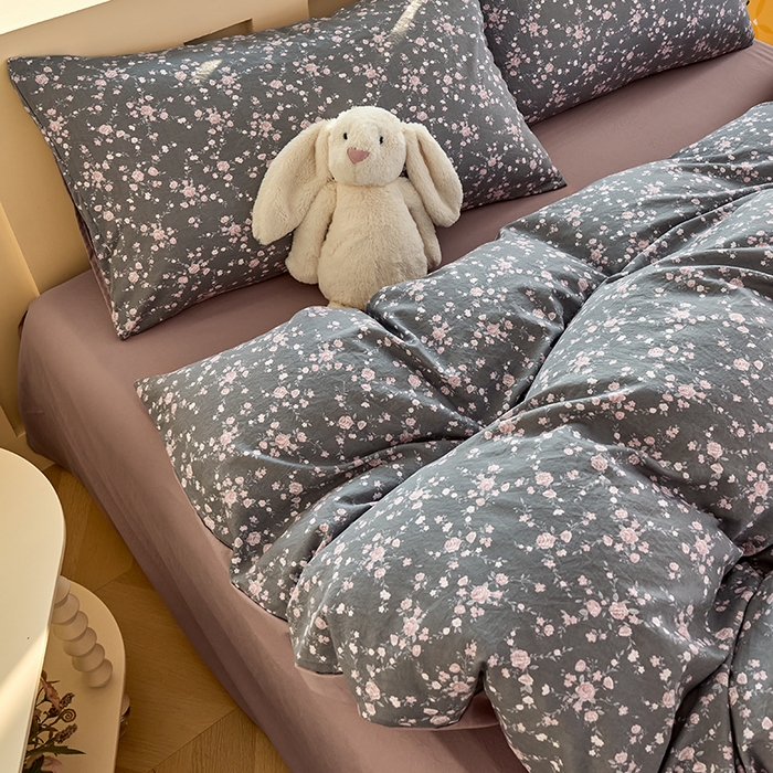 91家纺网 家纺一手货源 找家纺 卢赛尔 2026新款古法水洗仿棉云感棉学生三件套四件套 南粉-灰