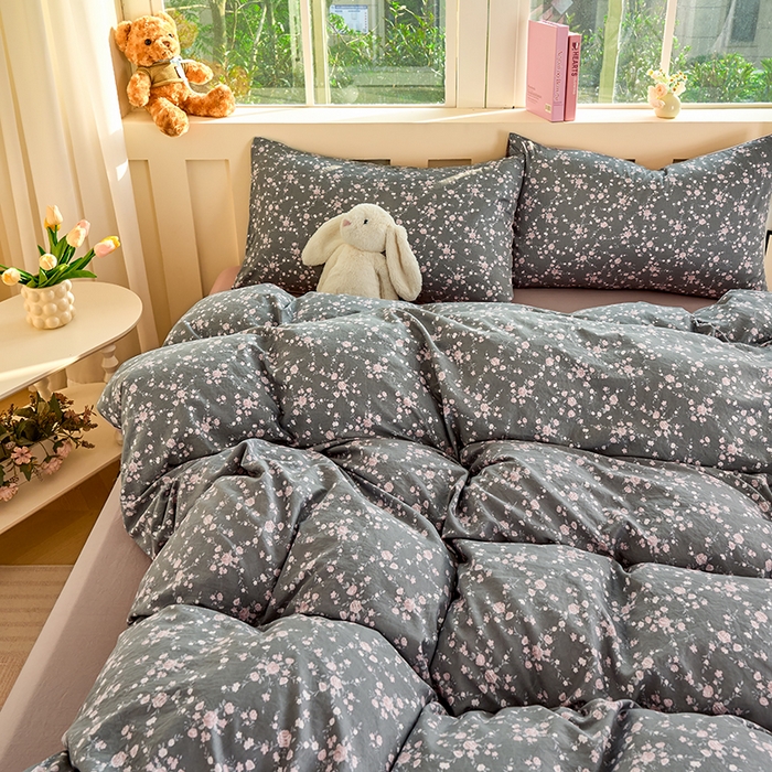 91家纺网 家纺一手货源 找家纺 卢赛尔 2026新款古法水洗仿棉云感棉学生三件套四件套 南粉-灰