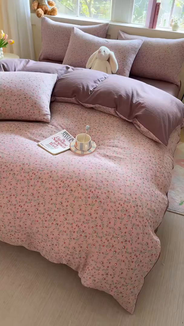 91家纺网 家纺一手货源 找家纺 卢赛尔 2026新款古法水洗仿棉云感棉学生三件套四件套 甜心草莓