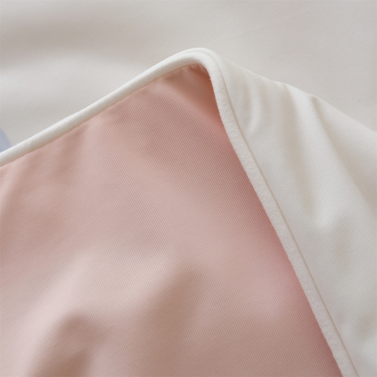 91家纺网 家纺一手货源 找家纺 岚司羽 2026新款卡通锦氨凉感夏被系列 涂鸦小熊