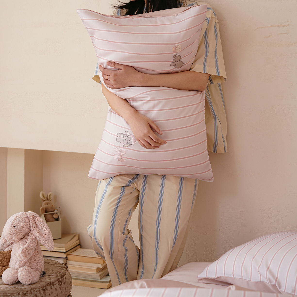 91家纺网 家纺一手货源 找家纺 简纯主义 2026新款莱赛尔纤维天丝刺绣绣花四件套眠眠兔 眠眠兔-粉