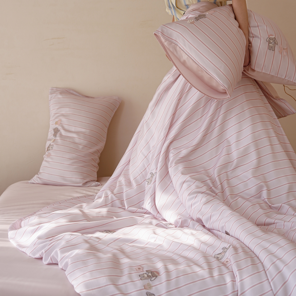 91家纺网 家纺一手货源 找家纺 简纯主义 2026新款莱赛尔纤维天丝刺绣绣花四件套眠眠兔 眠眠兔-粉