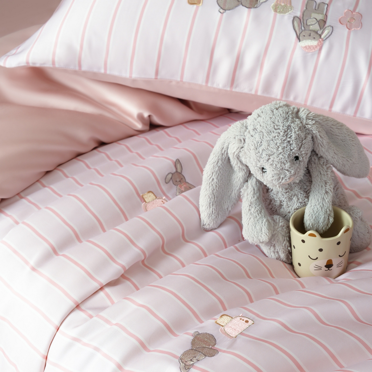 91家纺网 家纺一手货源 找家纺 简纯主义 2026新款莱赛尔纤维天丝刺绣绣花四件套眠眠兔 眠眠兔-粉