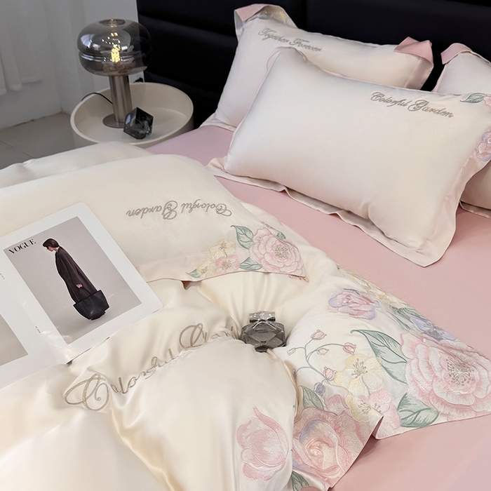 91家纺网 家纺一手货源 找家纺 润锦云 2026新款时髦A类精品刺绣四件套 奶昔白-粉