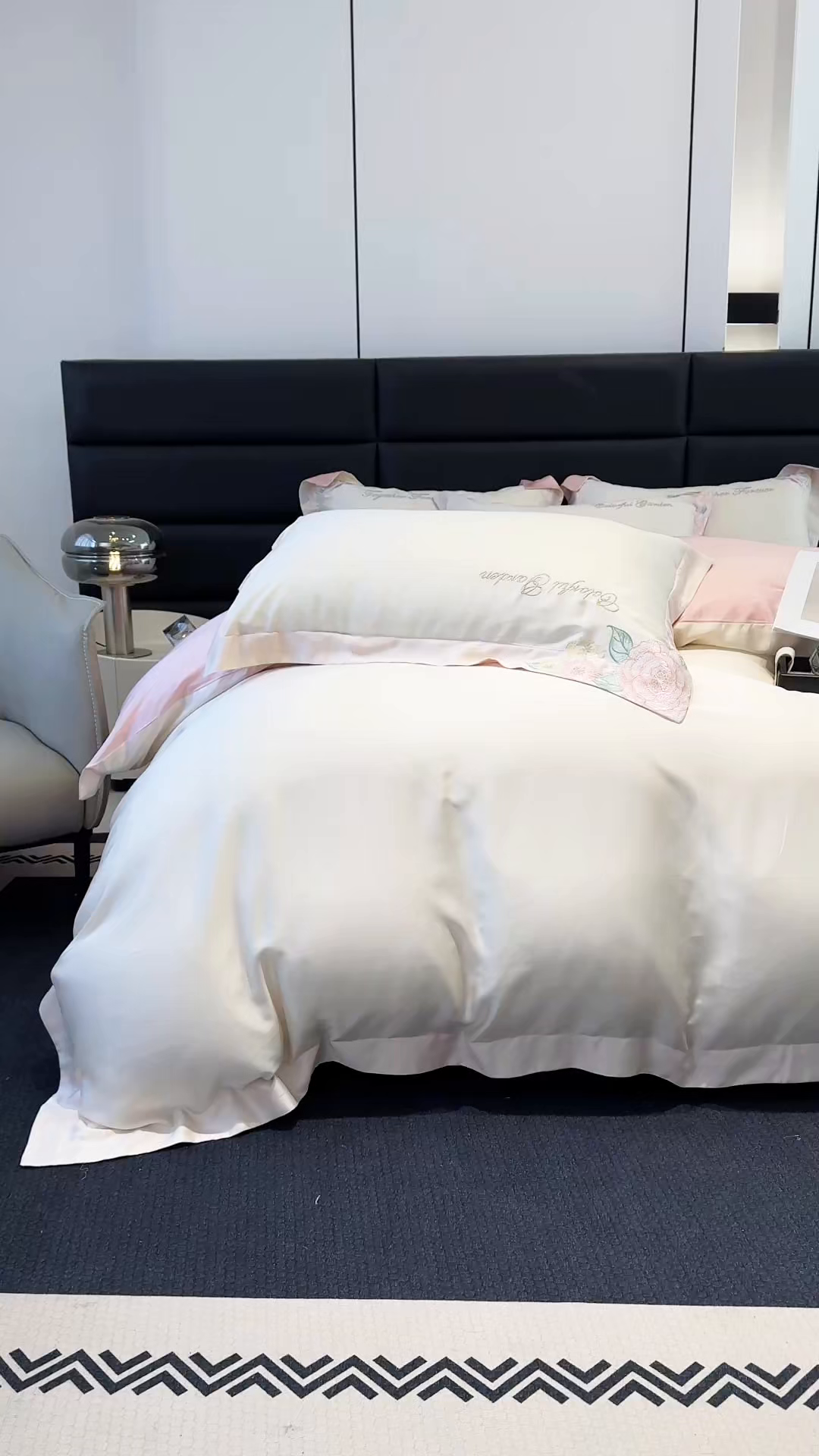 91家纺网 家纺一手货源 找家纺 润锦云 2026新款时髦A类精品刺绣四件套 奶昔白-粉