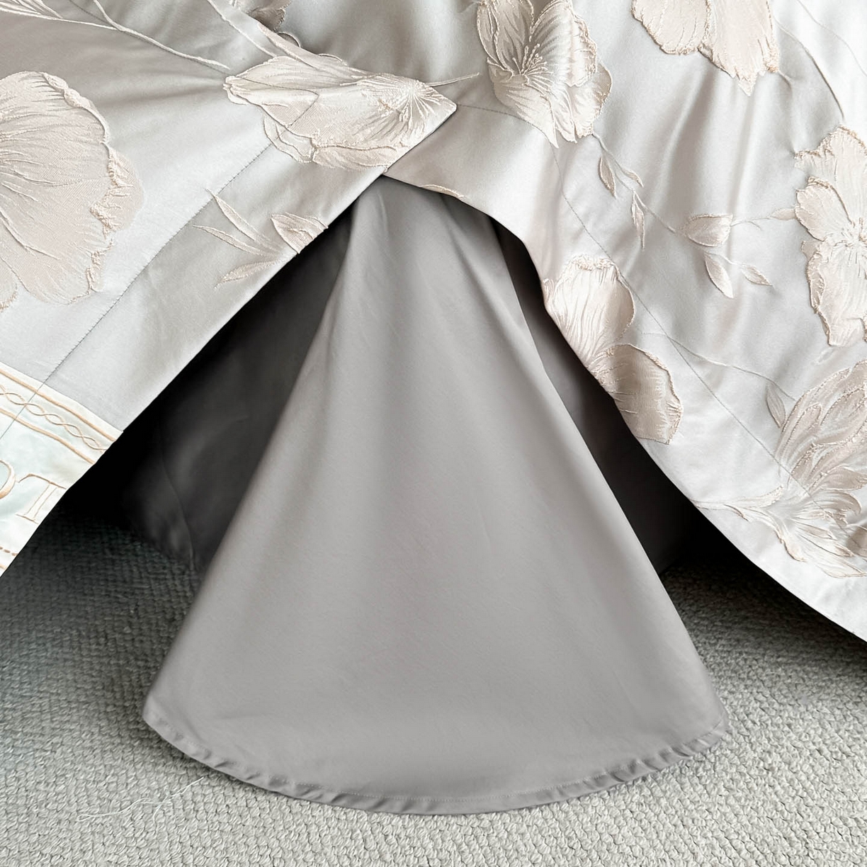 91家纺网 家纺一手货源 找家纺 润锦云 2026新款140克精品浮雕刺绣四件套-浮光韵梦 浮光韵梦-雅士灰