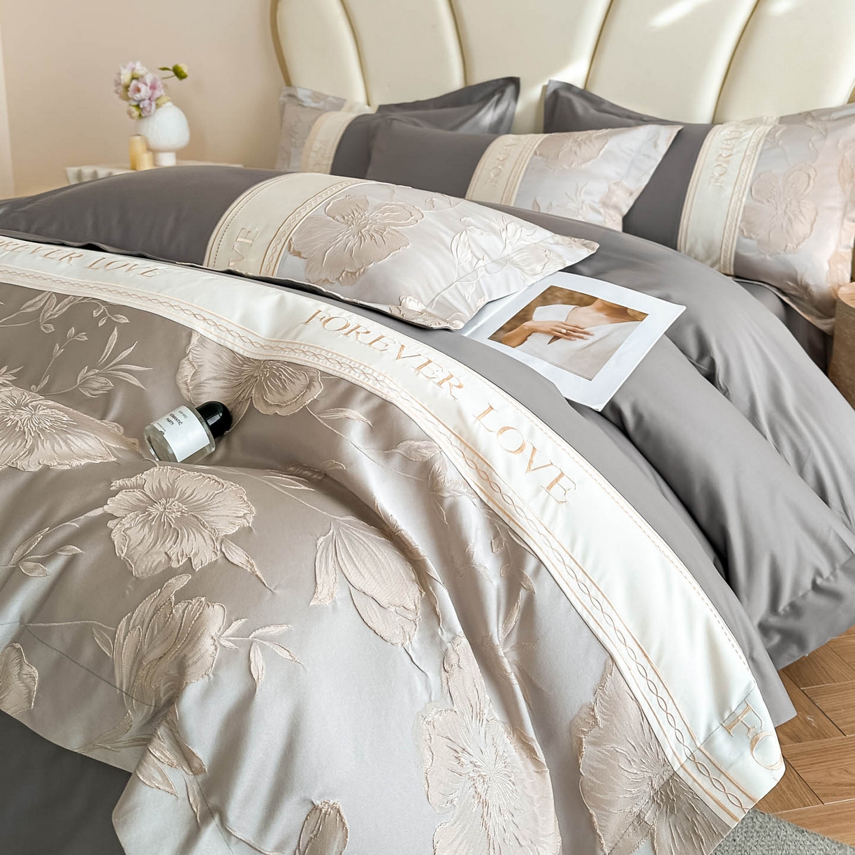 91家纺网 家纺一手货源 找家纺 润锦云 2026新款140克精品浮雕刺绣四件套-浮光韵梦 浮光韵梦-雅士灰