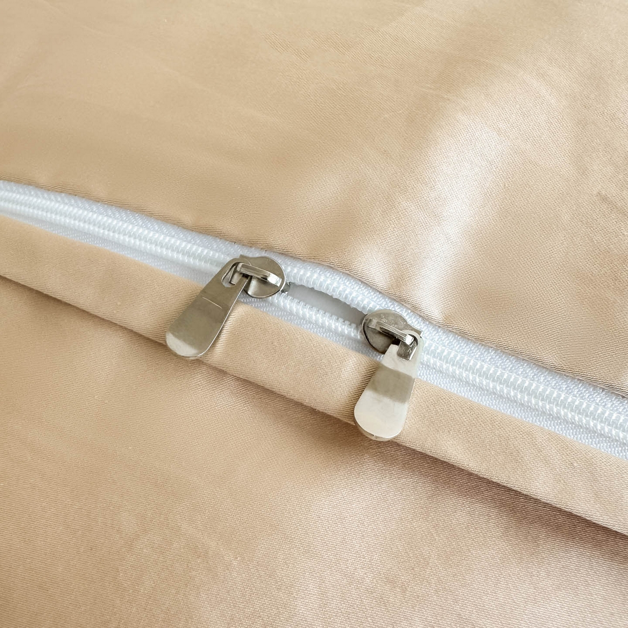 91家纺网 家纺一手货源 找家纺 润锦云 2026新款140克精品浮雕刺绣四件套-浮光韵梦 浮光韵梦-羊脂杏