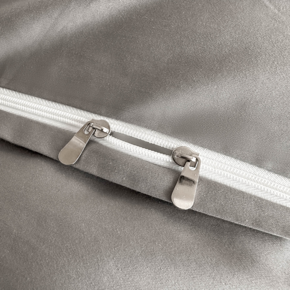 91家纺网 家纺一手货源 找家纺 润锦云 2026新款140克精品浮雕刺绣四件套-浮光韵梦 浮光韵梦-雅士灰