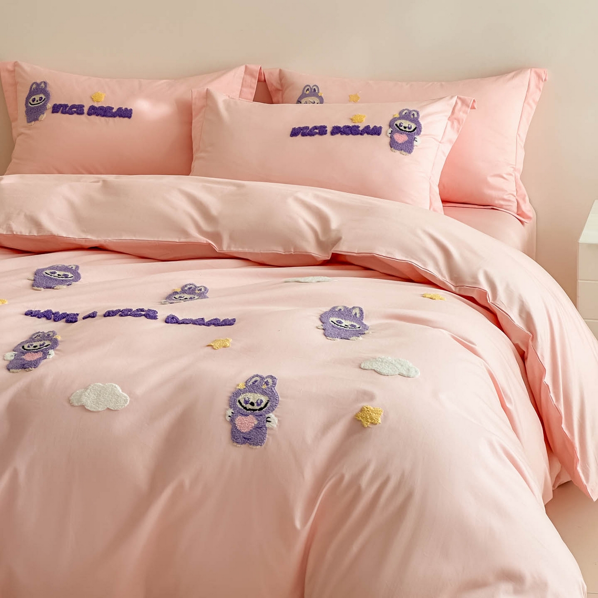 91家纺网 家纺一手货源 找家纺 润锦云 2026新款卡通款-A类全棉纯棉毛巾绣四件套 拉布布-粉玉