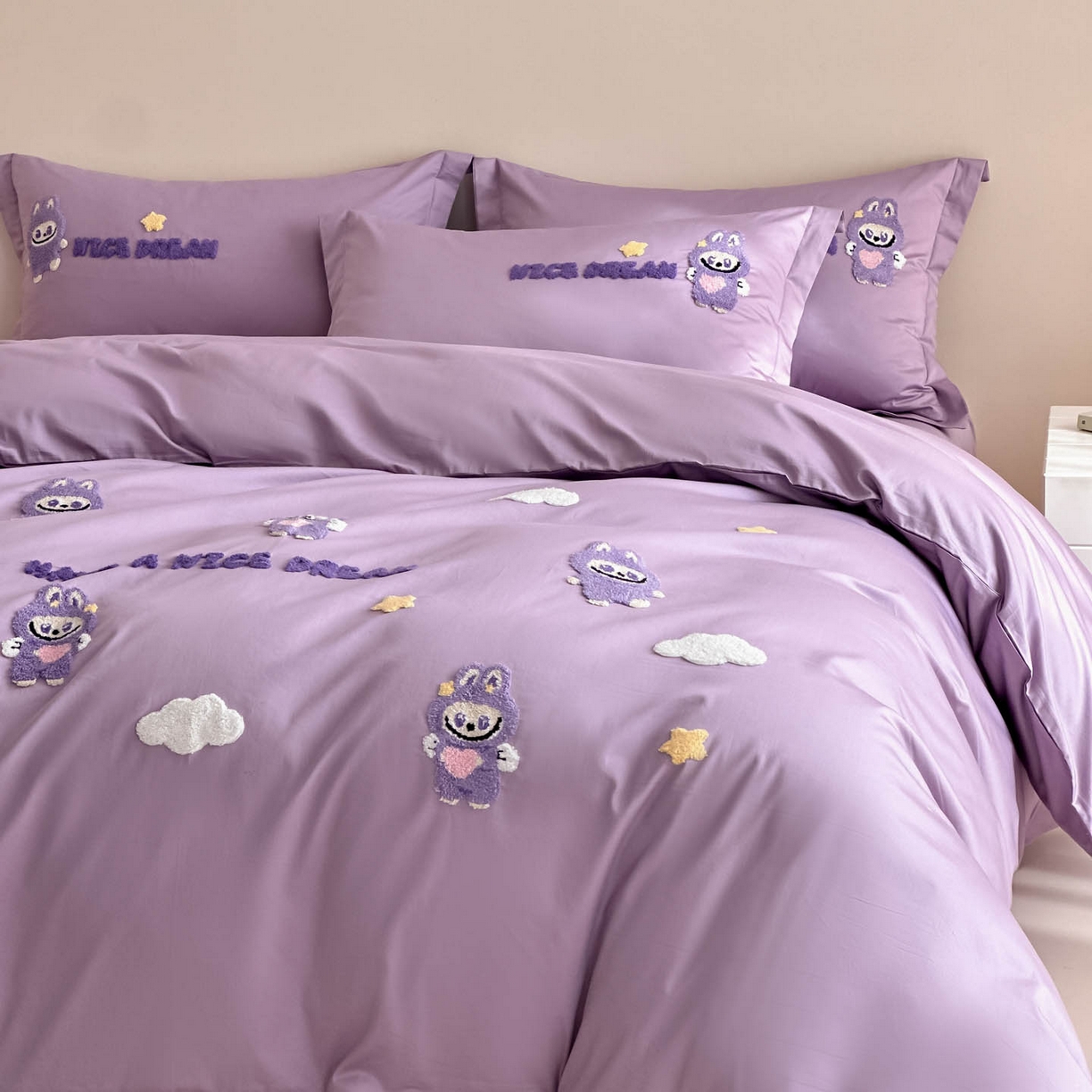 91家纺网 家纺一手货源 找家纺 润锦云 2026新款卡通款-A类全棉纯棉毛巾绣四件套 拉布布-优雅紫