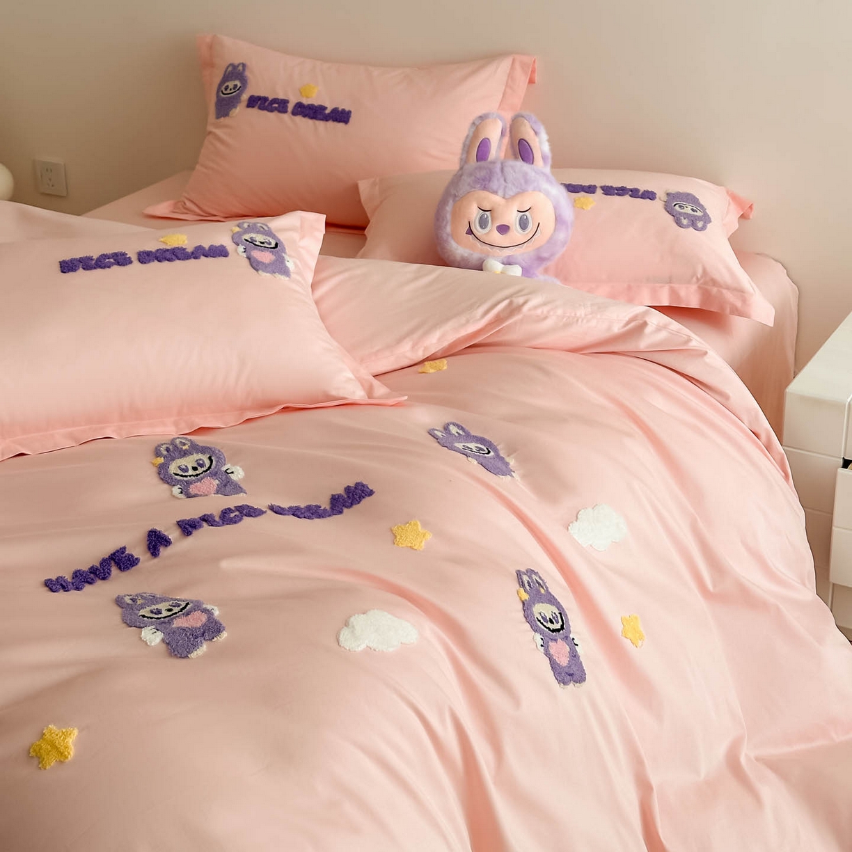 91家纺网 家纺一手货源 找家纺 润锦云 2026新款卡通款-A类全棉纯棉毛巾绣四件套 拉布布-粉玉