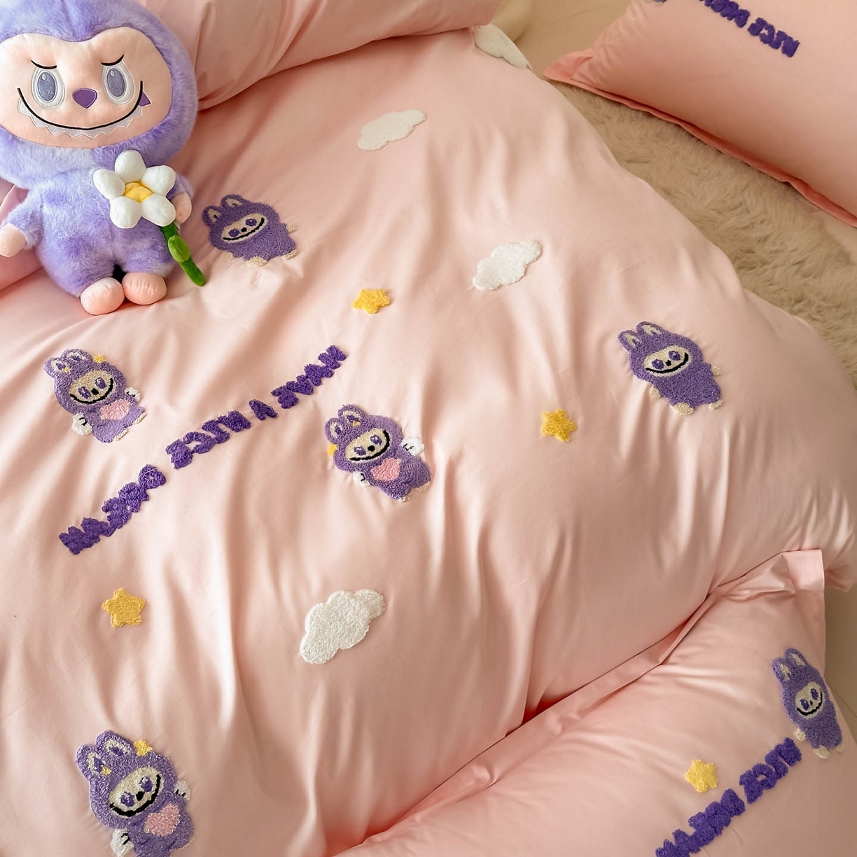 91家纺网 家纺一手货源 找家纺 润锦云 2026新款卡通款-A类全棉纯棉毛巾绣四件套 拉布布-粉玉