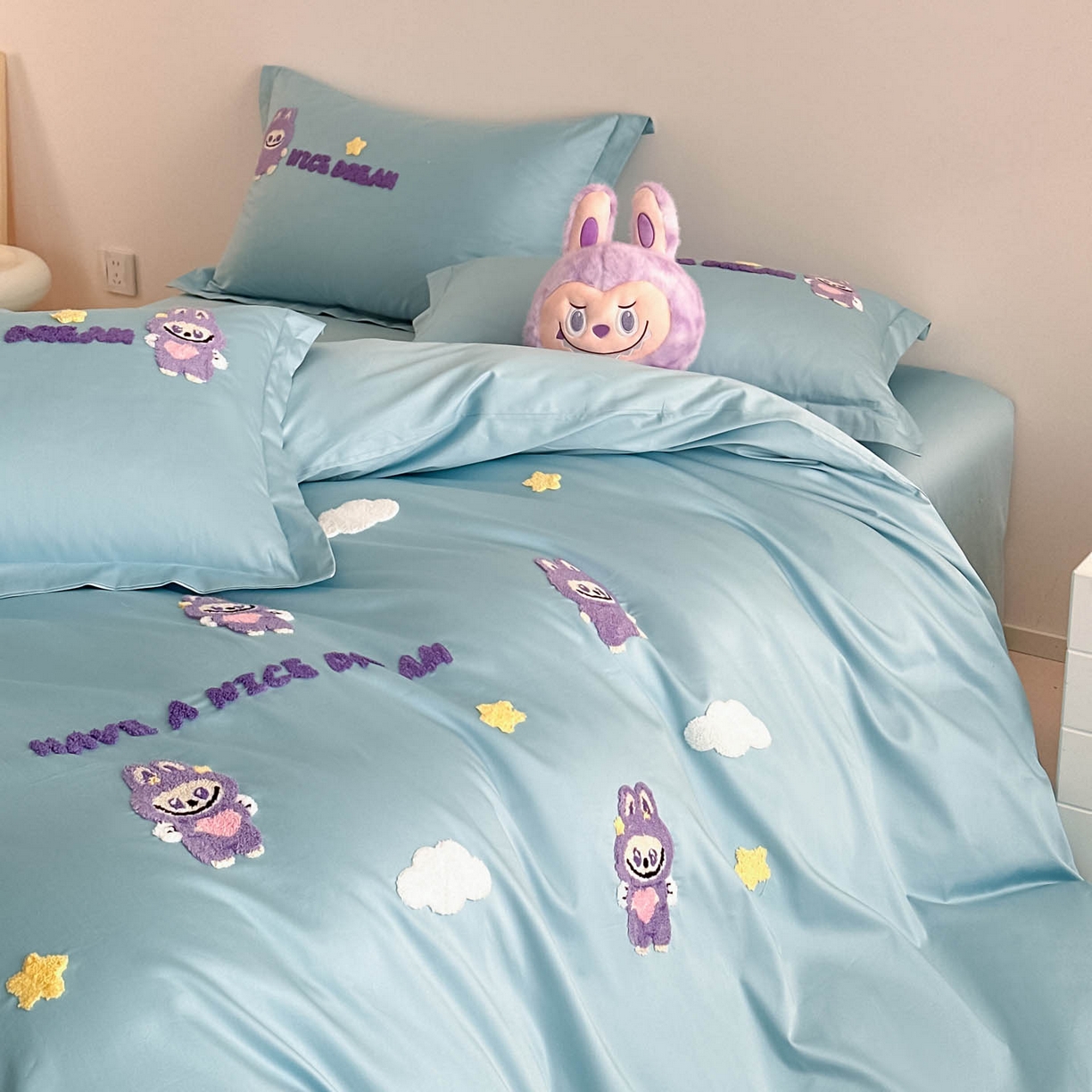 91家纺网 家纺一手货源 找家纺 润锦云 2026新款卡通款-A类全棉纯棉毛巾绣四件套 拉布布-蓝