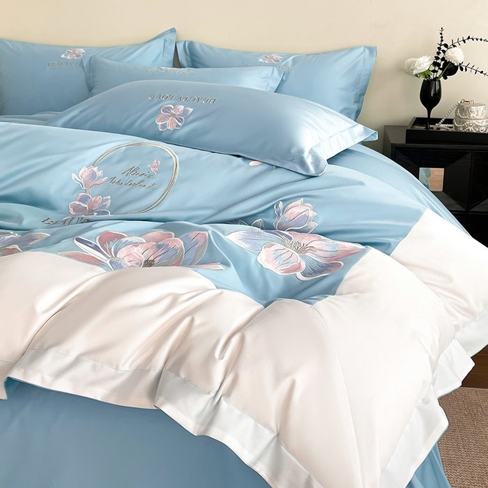 91家纺网 家纺一手货源 找家纺 润锦云 2026新款A类全棉纯棉刺绣拼角四件套-栀梦 栀梦-柔雾蓝+奶白