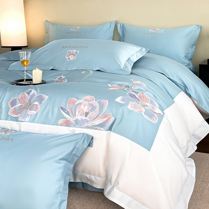 91家纺网 家纺一手货源 找家纺 润锦云 2026新款A类全棉纯棉刺绣拼角四件套-栀梦 栀梦-柔雾蓝+奶白