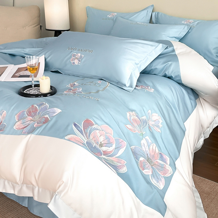 91家纺网 家纺一手货源 找家纺 润锦云 2026新款A类全棉纯棉刺绣拼角四件套-栀梦 栀梦-柔雾蓝+奶白