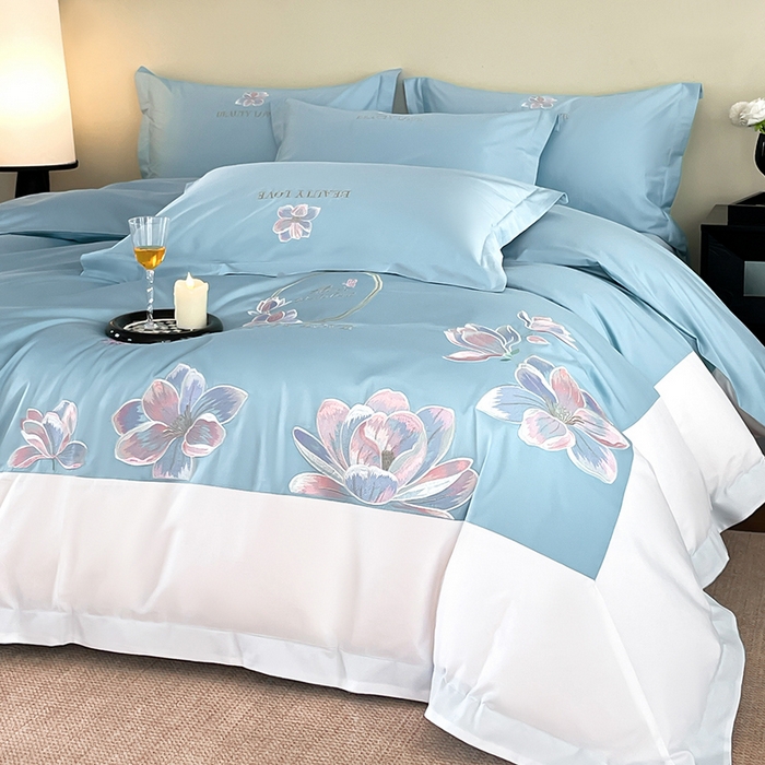 91家纺网 家纺一手货源 找家纺 润锦云 2026新款A类全棉纯棉刺绣拼角四件套-栀梦 栀梦-柔雾蓝+奶白