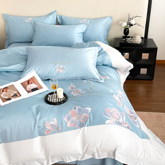 91家纺网 家纺一手货源 找家纺 润锦云 2026新款A类全棉纯棉刺绣拼角四件套-栀梦 栀梦-柔雾蓝+奶白