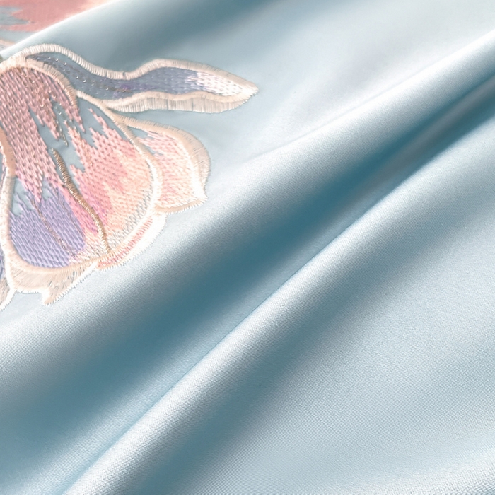 91家纺网 家纺一手货源 找家纺 润锦云 2026新款A类全棉纯棉刺绣拼角四件套-栀梦 栀梦-柔雾蓝+奶白