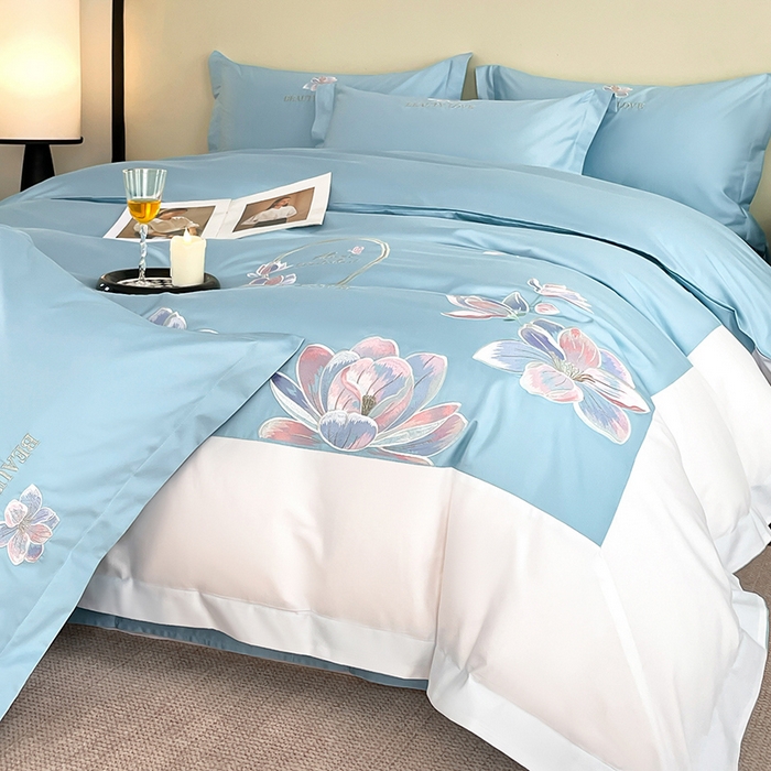 91家纺网 家纺一手货源 找家纺 润锦云 2026新款A类全棉纯棉刺绣拼角四件套-栀梦 栀梦-柔雾蓝+奶白