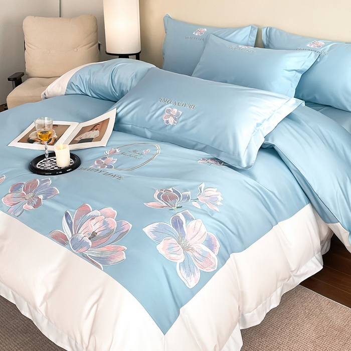 91家纺网 家纺一手货源 找家纺 润锦云 2026新款A类全棉纯棉刺绣拼角四件套-栀梦 栀梦-柔雾蓝+奶白