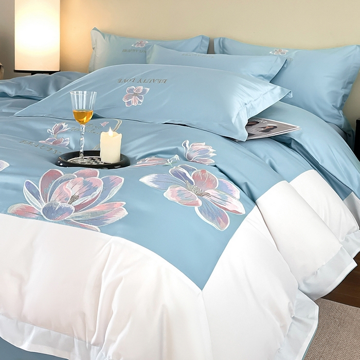 91家纺网 家纺一手货源 找家纺 润锦云 2026新款A类全棉纯棉刺绣拼角四件套-栀梦 栀梦-柔雾蓝+奶白