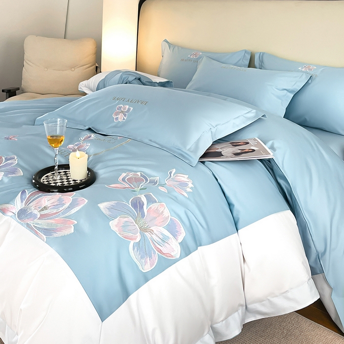 91家纺网 家纺一手货源 找家纺 润锦云 2026新款A类全棉纯棉刺绣拼角四件套-栀梦 栀梦-柔雾蓝+奶白