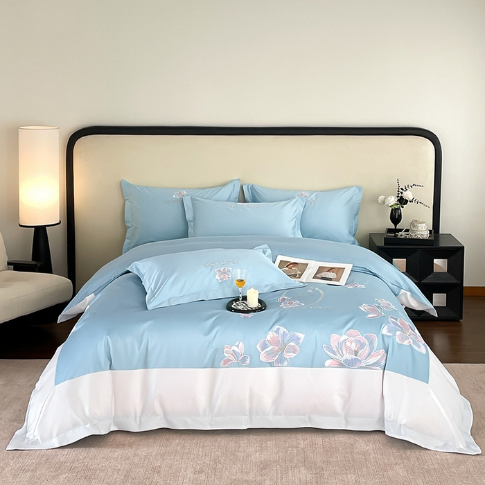 91家纺网 家纺一手货源 找家纺 润锦云 2026新款A类全棉纯棉刺绣拼角四件套-栀梦 栀梦-柔雾蓝+奶白