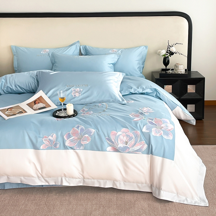 91家纺网 家纺一手货源 找家纺 润锦云 2026新款A类全棉纯棉刺绣拼角四件套-栀梦 栀梦-柔雾蓝+奶白