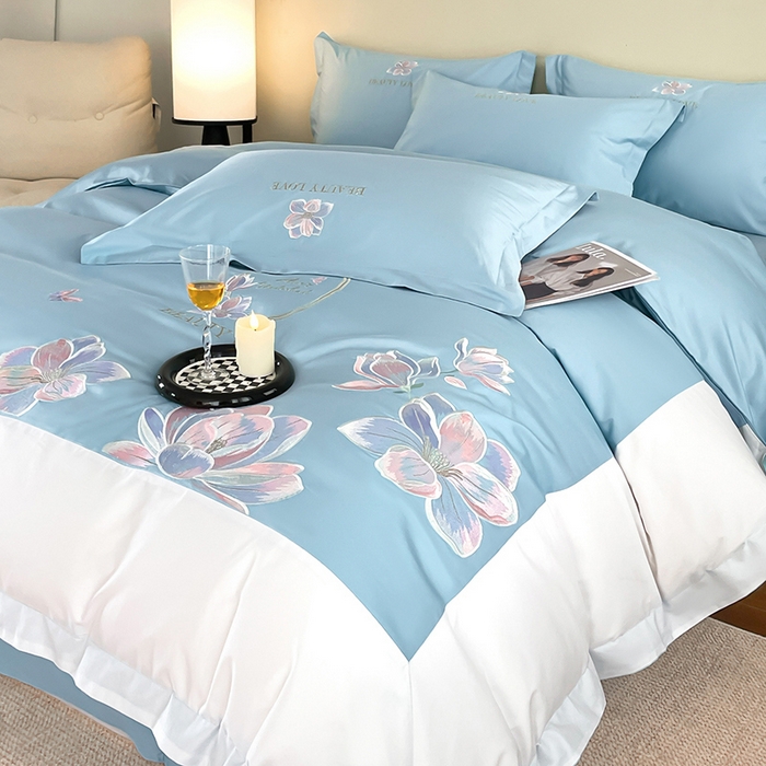 91家纺网 家纺一手货源 找家纺 润锦云 2026新款A类全棉纯棉刺绣拼角四件套-栀梦 栀梦-柔雾蓝+奶白