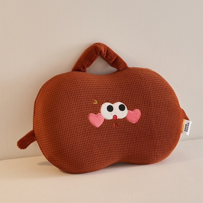 91家纺网 家纺一手货源 找家纺 小桃姐家纺 2025新款可爱卡通儿童猫肚枕学生幼儿园卡通记忆棉枕头枕芯 手提兜兜记忆枕-咖