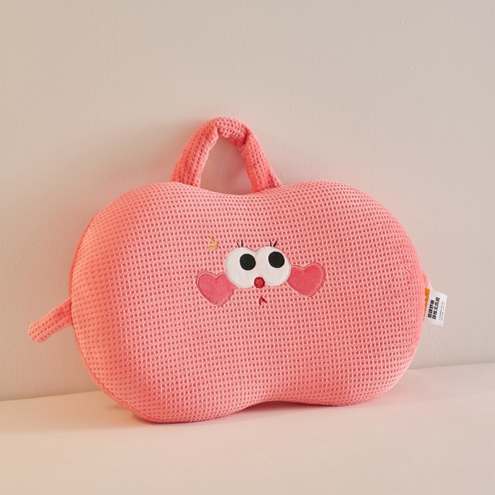 91家纺网 家纺一手货源 找家纺 小桃姐家纺 2025新款可爱卡通儿童猫肚枕学生幼儿园卡通记忆棉枕头枕芯 手提兜兜记忆枕-粉