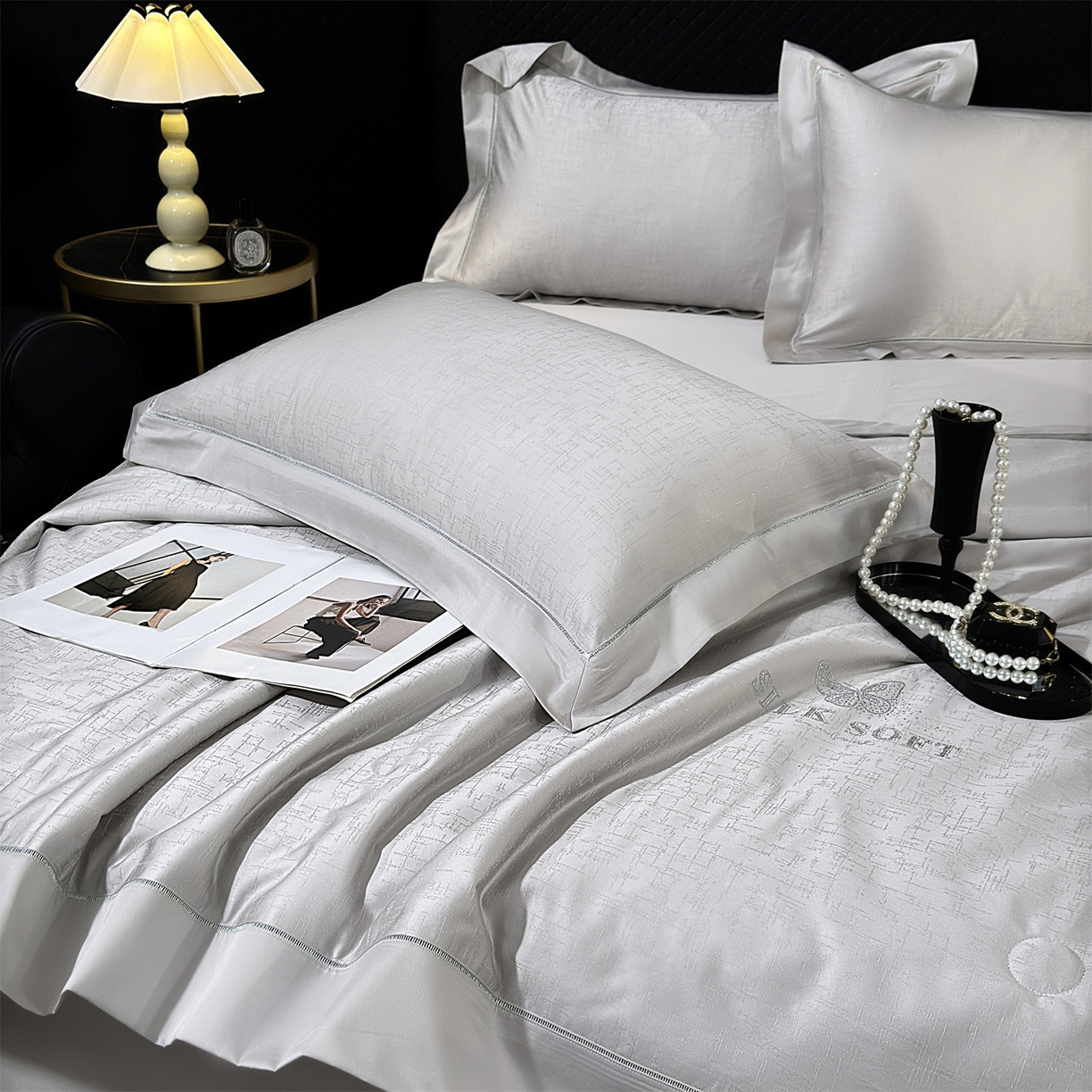 91家纺网 家纺一手货源 找家纺 岚司羽 2026春夏新款天丝棉银丝提花夏被四件套夏凉被空调被 香奢-雅灰