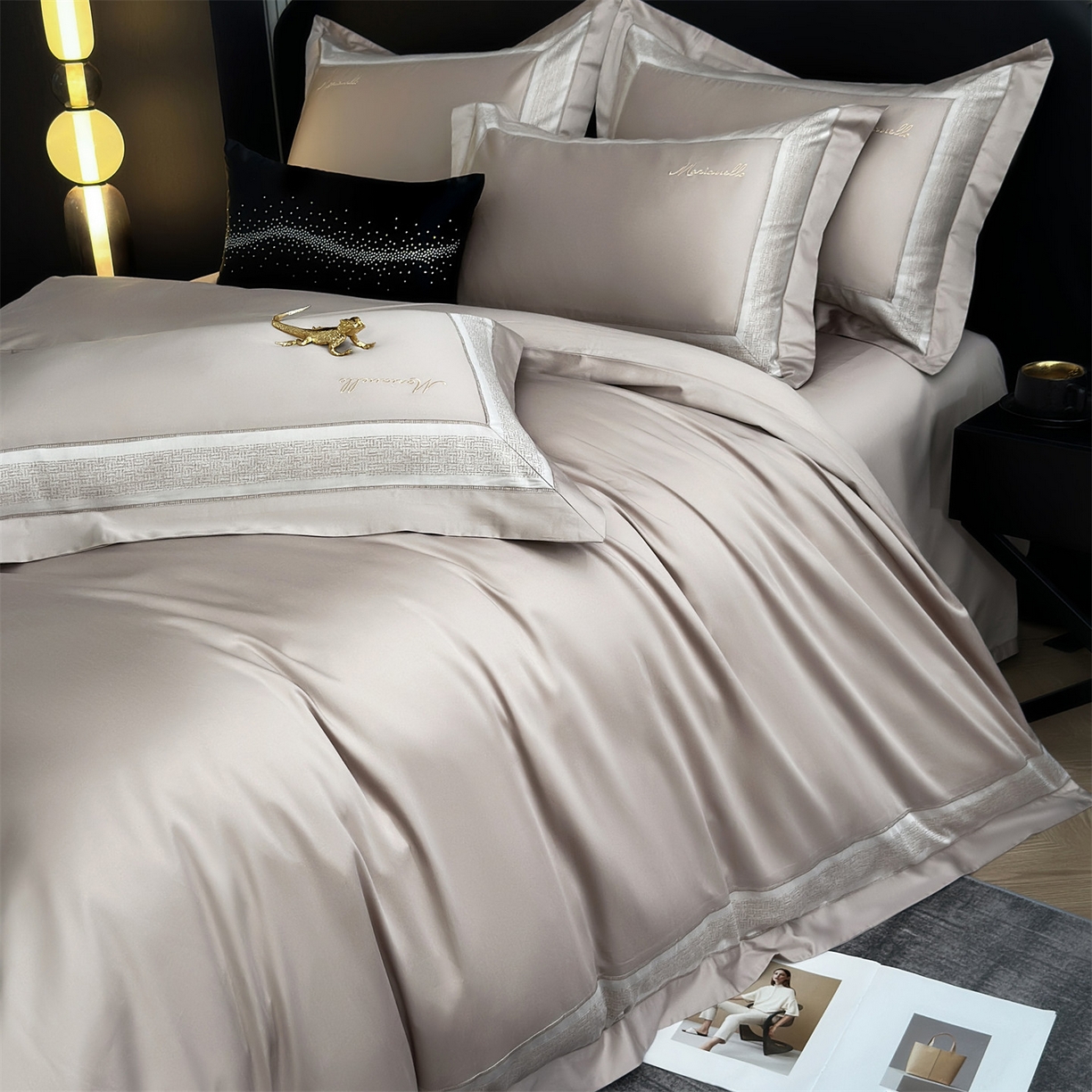 91家纺网 家纺一手货源 找家纺 岚司羽 2026春夏新款天丝棉银丝提花绣花四件套臻雅系列 臻雅--浅焦糖