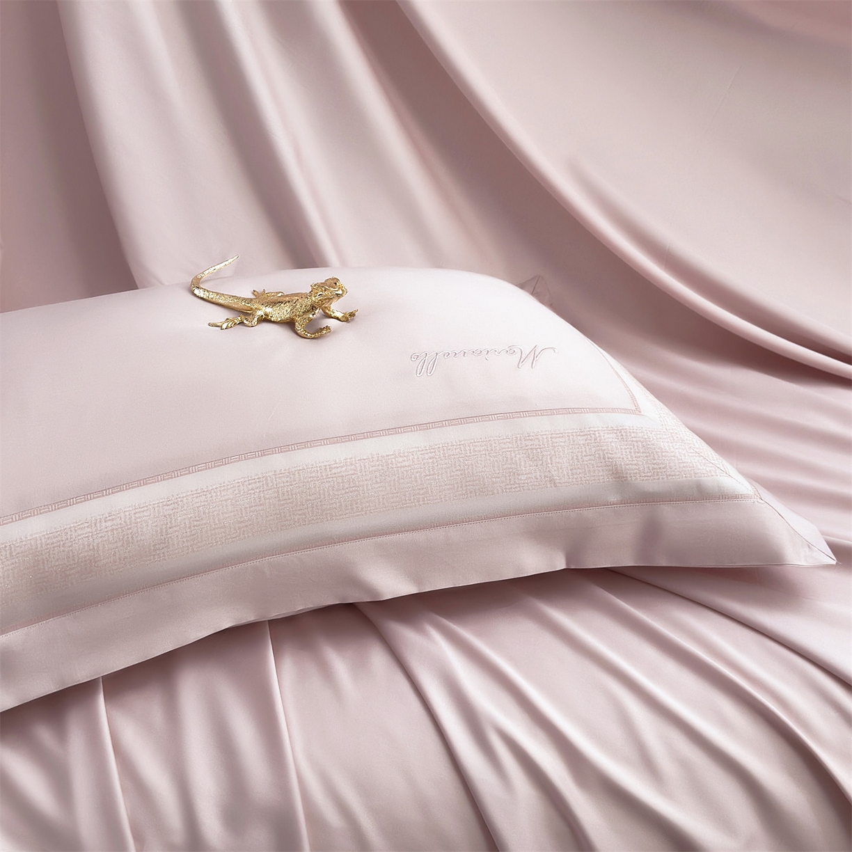 91家纺网 家纺一手货源 找家纺 岚司羽 2026春夏新款天丝棉银丝提花绣花四件套臻雅系列 臻雅--樱花粉